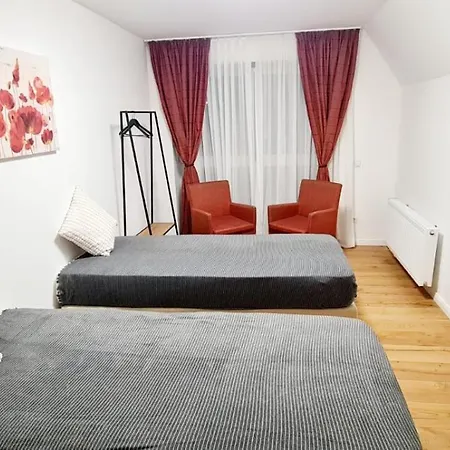 Holiday home Rose Garden - Haus Mit Garten & 3 Schlafzimmern *