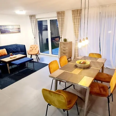 Holiday home Rose Garden - Haus Mit Garten & 3 Schlafzimmern Offenbach am Main